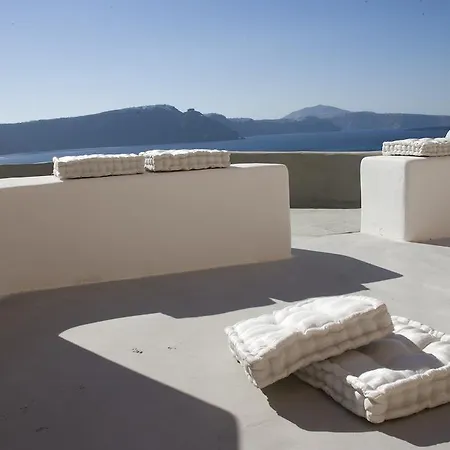 Lydia Cavehouse Οία