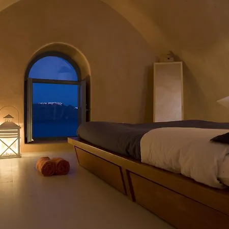Lydia Cavehouse Oia
