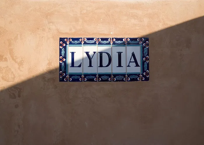 Lydia Cavehouse Villa