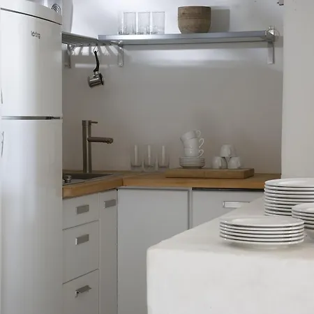 Lydia Cavehouse * Oia